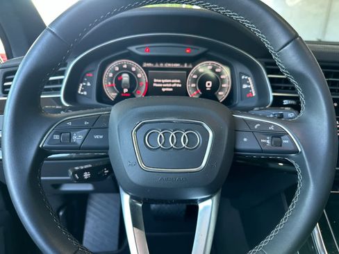 Used 2025 Audi Q7 Premium w/ Convenience Package image 24