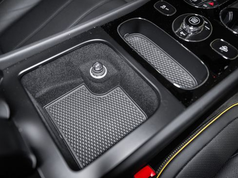 Used 2025 Bentley Bentayga image 47