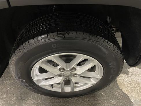 Used 2024 Jeep Grand Cherokee Laredo X w/ Trailer Tow Package image 28