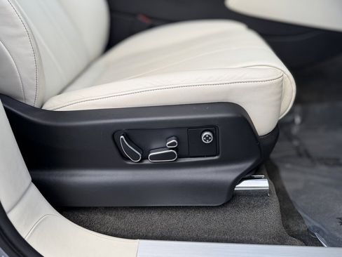 Used 2019 Bentley Bentayga image 36