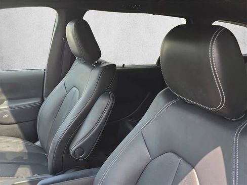 Used 2025 Chrysler Pacifica Select FWD image 16
