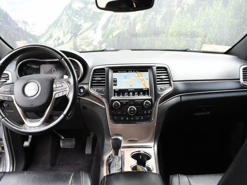 Used 2017 Jeep Grand Cherokee Limited w/ Luxury Group II image 18