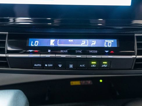 Certified 2025 Toyota Sienna LE FWD image 26