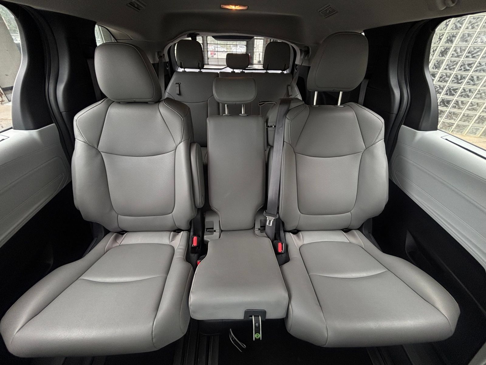Used 2025 Toyota Sienna XLE FWD image 40