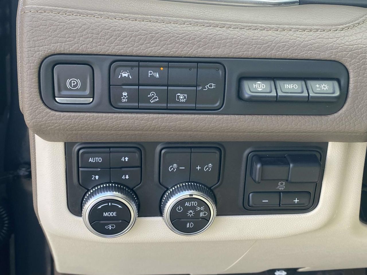 Used 2022 GMC Yukon XL Denali w/ Denali Ultimate Package AWD/4WD image 21