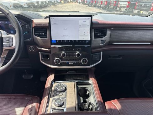 Used 2024 Ford Expedition Limited image 11