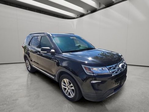 Used 2019 Ford Explorer XLT w/ Equipment Group 202A AWD/4WD image 13