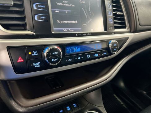 Used 2019 Toyota Highlander XLE image 16