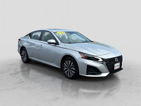 Certified 2024 Nissan Altima 2.5 SV w/ SV Premium Package AWD/4WD image 3