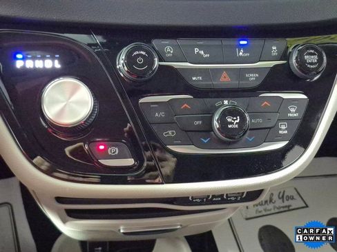 Used 2024 Chrysler Pacifica Touring-L image 17