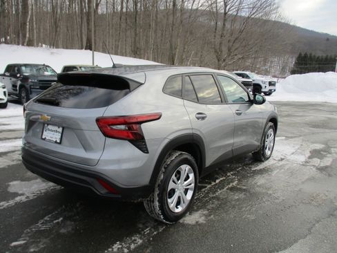 Certified 2024 Chevrolet Trax LS w/ Driver Confidence Package image 5