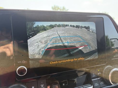 Used 2023 Toyota Highlander XLE AWD/4WD image 19