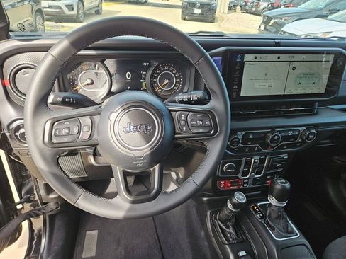 Used 2025 Jeep Wrangler Unlimited Rubicon AWD/4WD image 17