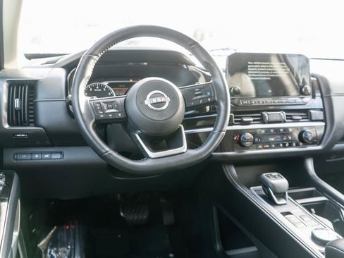 Used 2024 Nissan Pathfinder SL w/ Black Appearance Package image 14