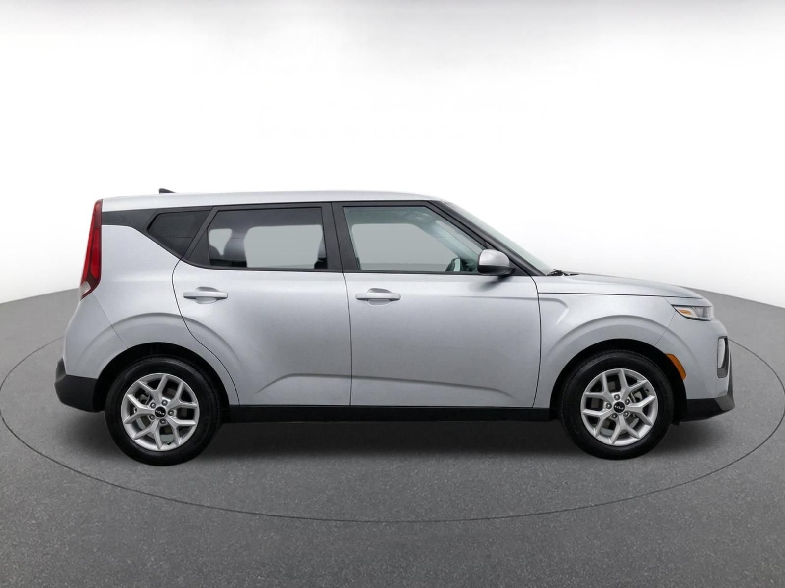 Used 2025 Kia Soul LX w/ LX Technology Package FWD image 9