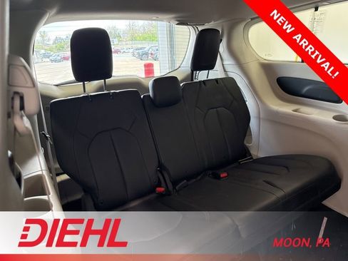 Used 2019 Chrysler Pacifica Touring-L w/ Advanced Safetytec Group image 11