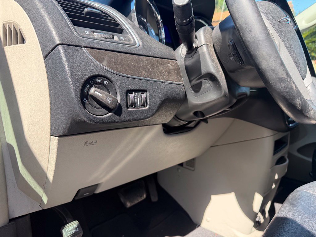 Used 2016 Chrysler Town & Country Touring FWD image 20
