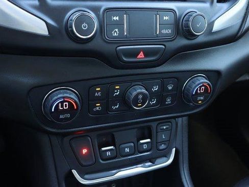 Used 2021 GMC Terrain SLT image 15