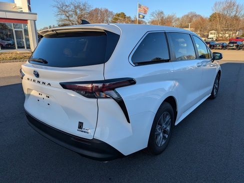 Used 2024 Toyota Sienna LE image 6