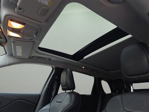 Used 2019 Jeep Cherokee Limited image 13