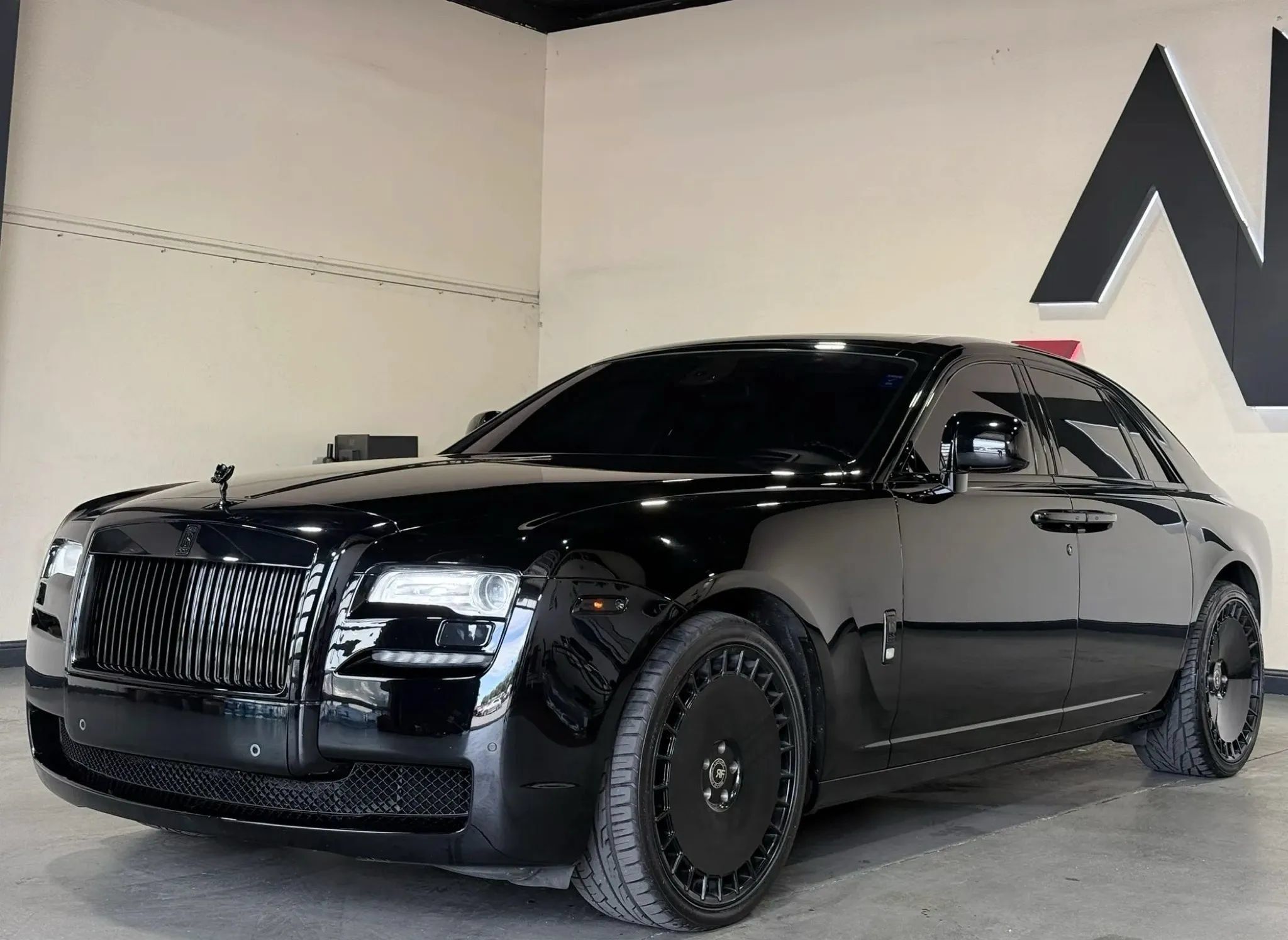 Used 2011 Rolls-Royce Ghost RWD image 1