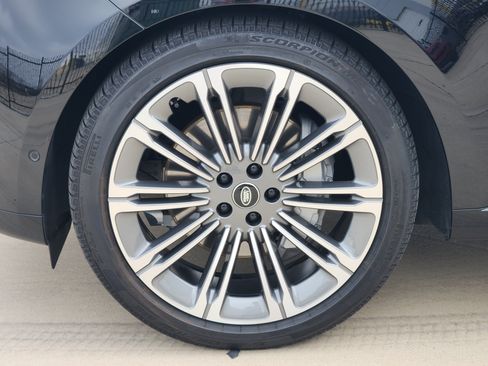 Certified 2025 Land Rover Range Rover SE image 11