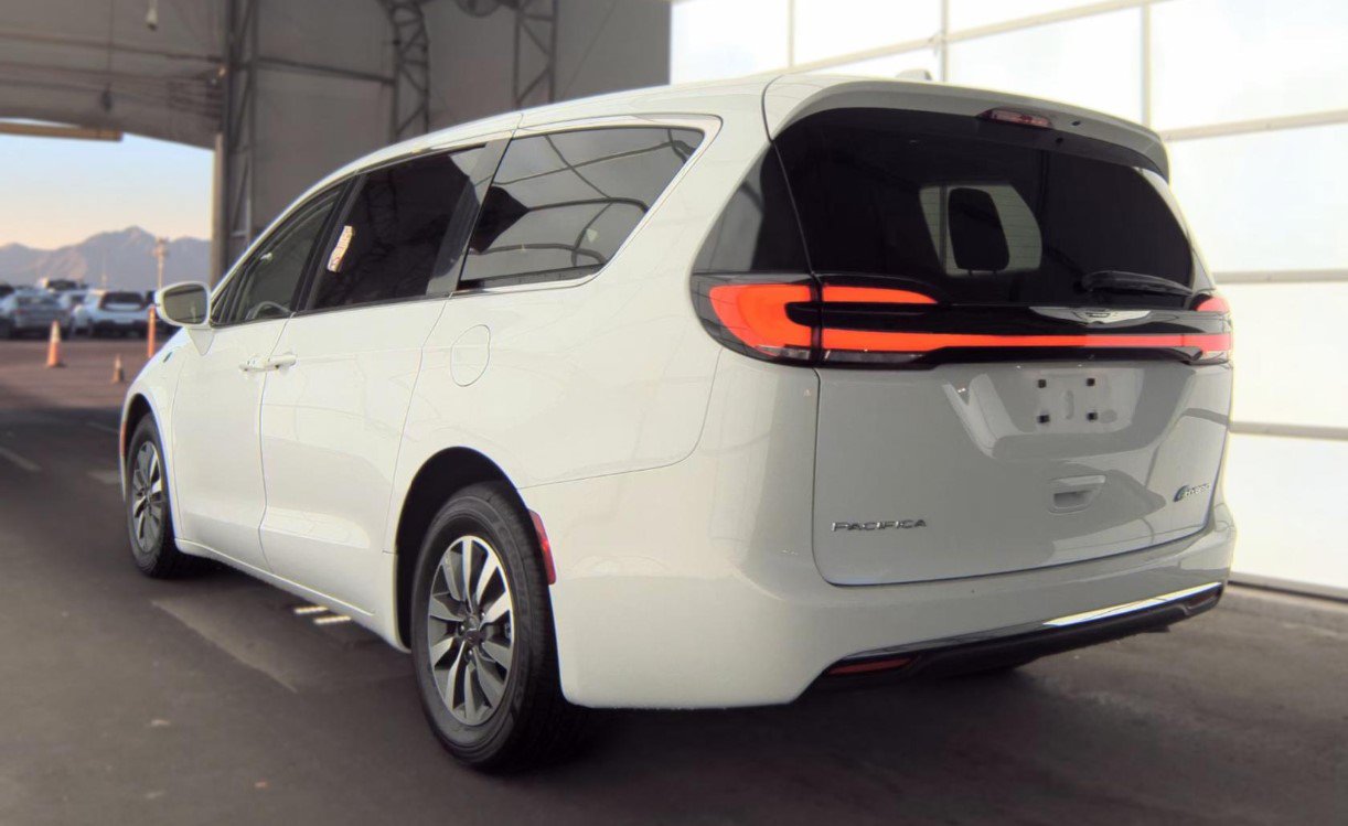 Used 2022 Chrysler Pacifica Touring-L FWD image 6