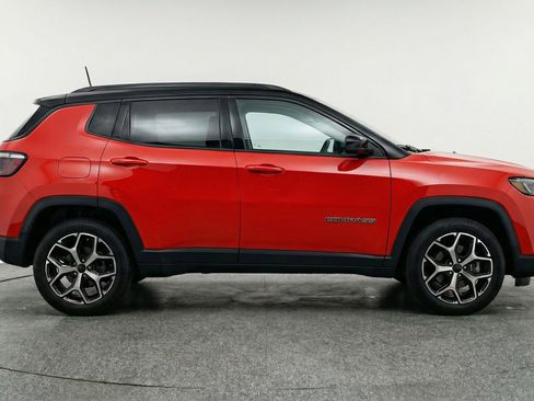 Used 2025 Jeep Compass Limited image 9