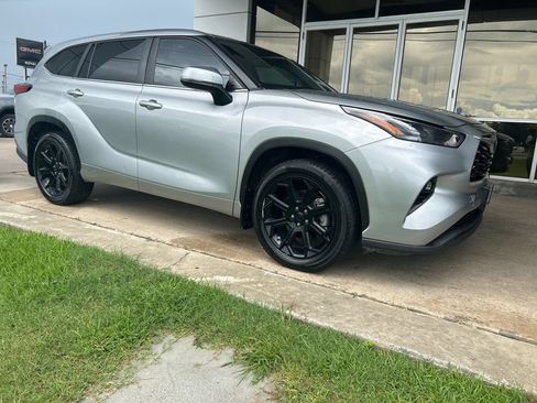 Used 2023 Toyota Highlander LE FWD image 2
