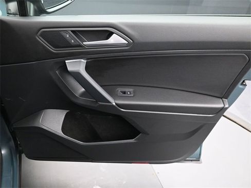 Used 2020 Volkswagen Tiguan SE w/ Panoramic Sunroof Package image 36