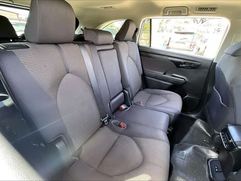 Used 2023 Toyota Highlander LE image 19