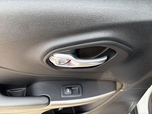 Used 2022 Jeep Cherokee Limited image 31