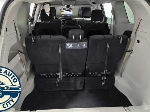 Used 2019 Chrysler Pacifica Touring Plus w/ Tire & Wheel Group FWD image 33