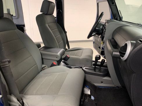 Used 2009 Jeep Wrangler Unlimited Sahara AWD/4WD image 9