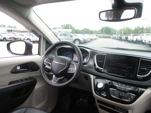Used 2023 Chrysler Pacifica Touring-L AWD/4WD image 23