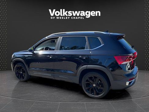 Certified 2022 Volkswagen Taos SE FWD image 6