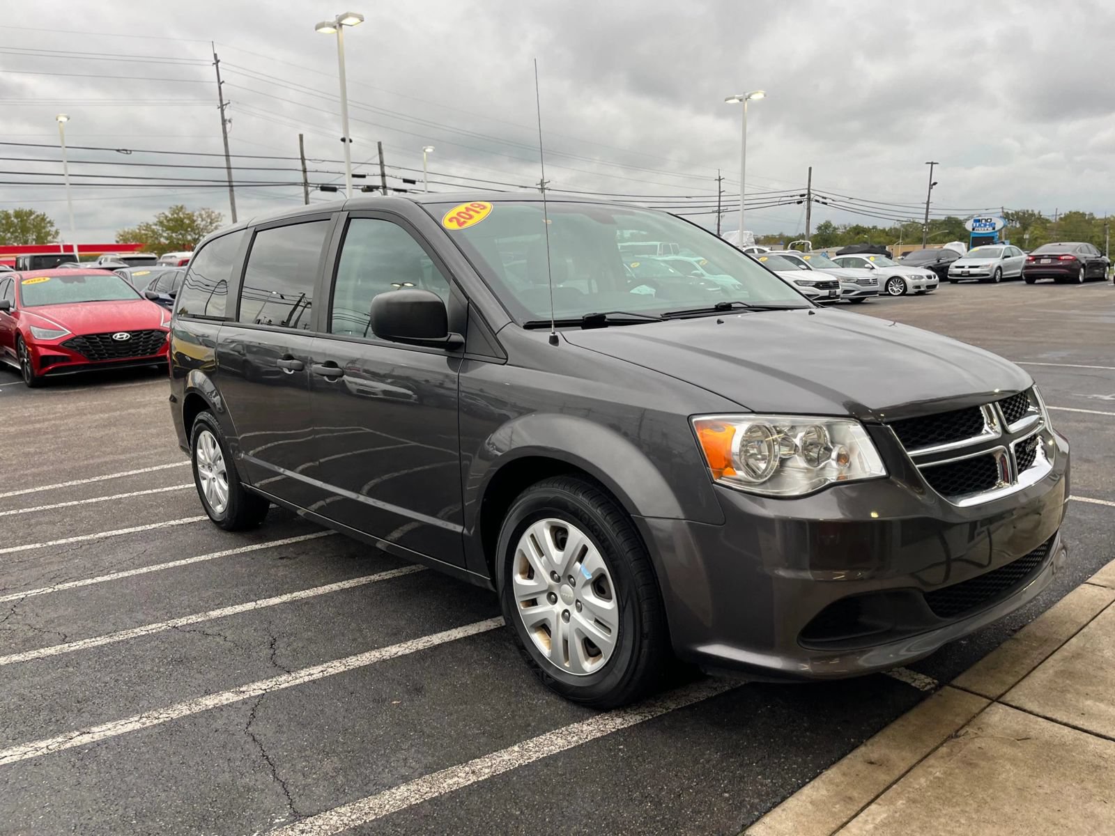 Used 2019 Dodge Grand Caravan SE w/ UConnect Hands-Free Group FWD image 2