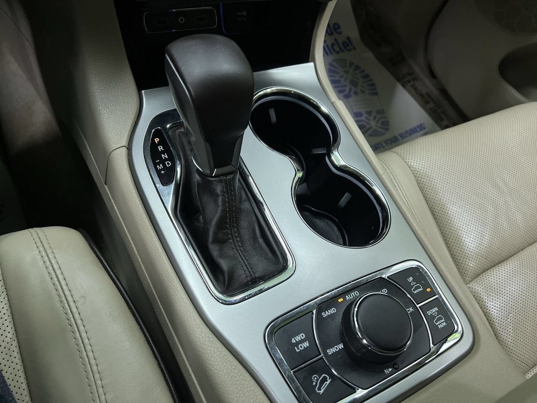Used 2019 Jeep Grand Cherokee Overland AWD/4WD image 26