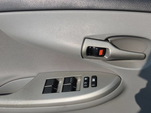 Used 2012 Toyota Corolla LE FWD image 17