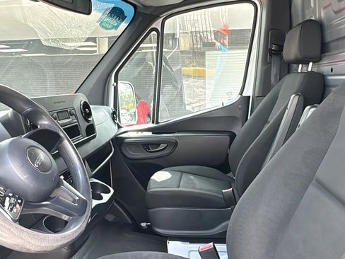 Used 2021 Freightliner Sprinter 2500 RWD image 12