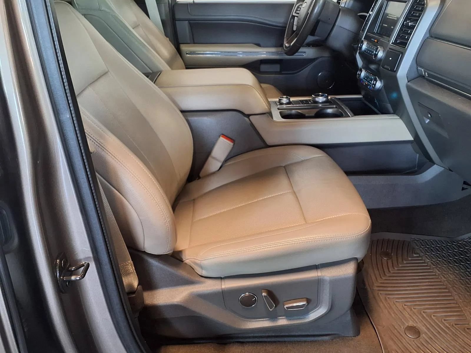 Used 2019 Ford Expedition Max XLT w/ Equipment Group 202A AWD/4WD image 13