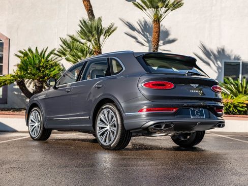 Used 2025 Bentley Bentayga image 3