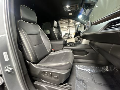 Used 2023 Chevrolet Suburban Premier RWD image 29