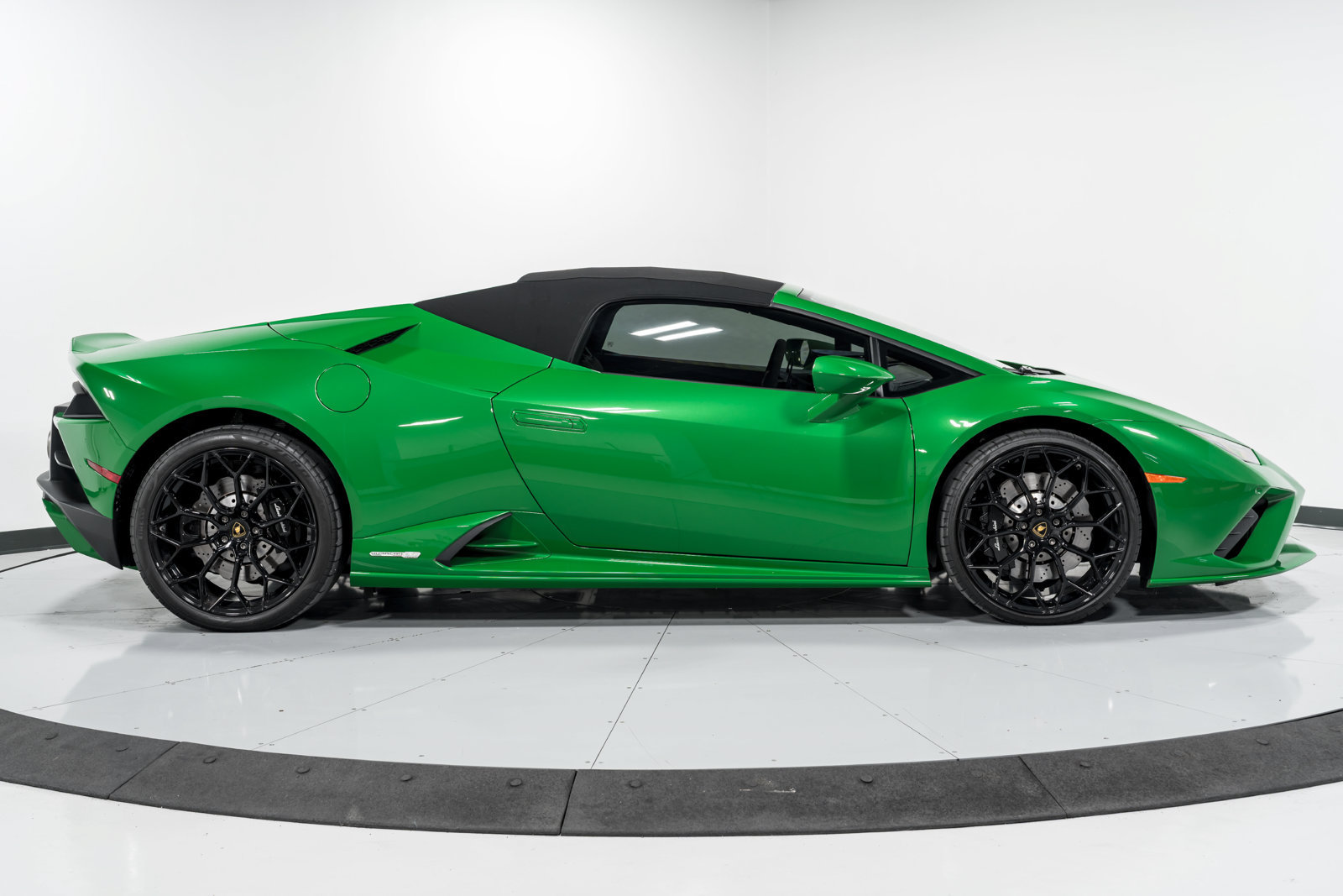 Used 2022 Lamborghini Huracan EVO RWD image 39