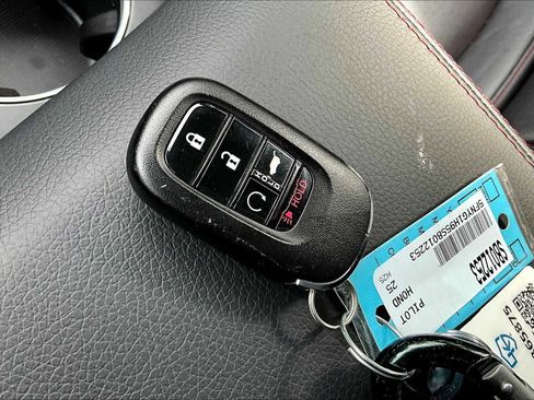 Used 2025 Honda Pilot Black Edition image 25