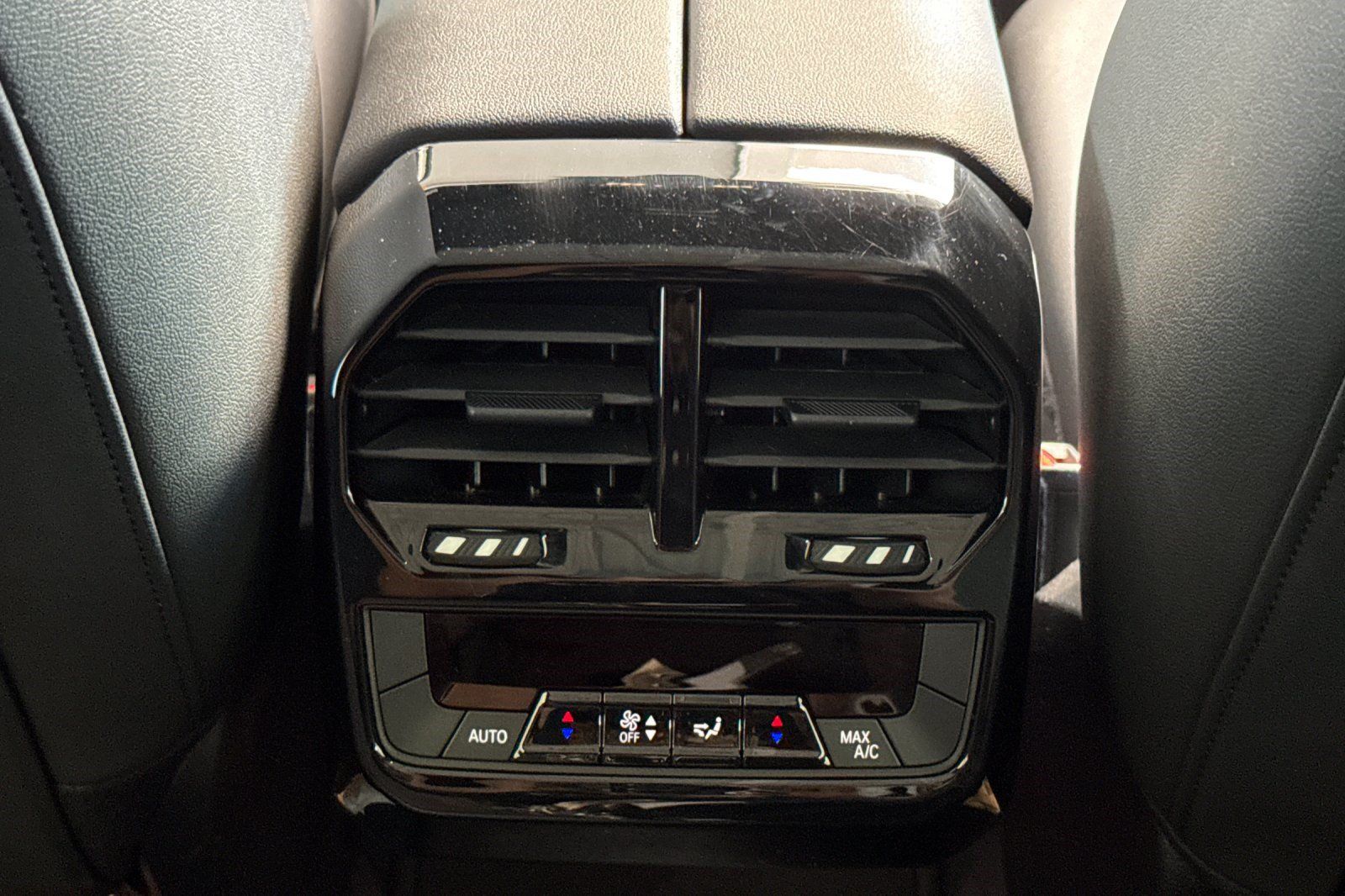 Used 2024 BMW iX xDrive50 w/ Sport Package AWD/4WD image 16