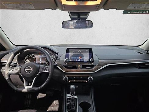 Used 2025 Nissan Altima 2.5 SV FWD image 19