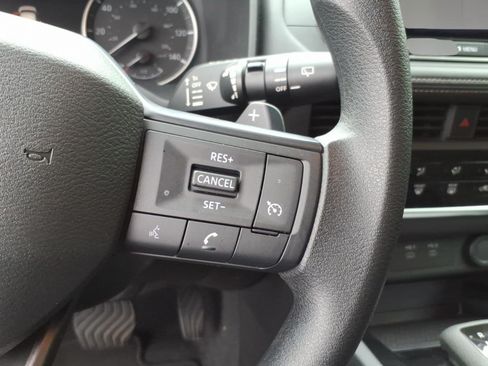 Used 2025 Nissan Rogue S AWD/4WD image 15