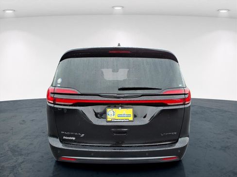 Used 2025 Chrysler Pacifica Limited FWD image 12