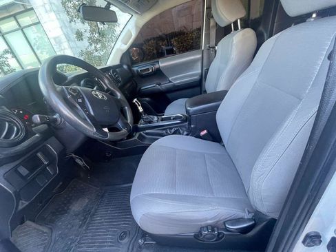 Used 2016 Toyota Tacoma SR image 5